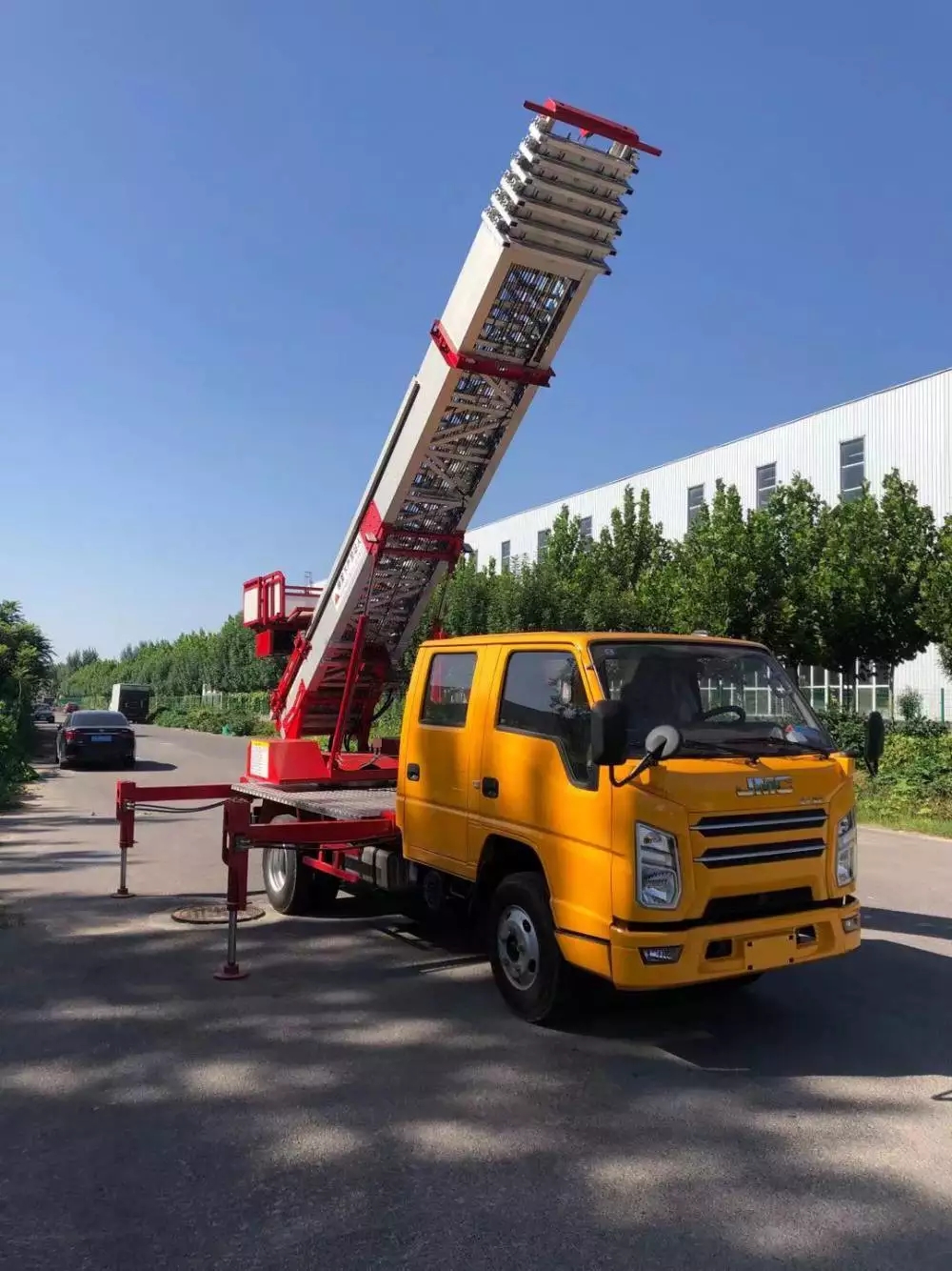 华南热作学院附近的云梯车出租服务：轻松解决高空作业需求