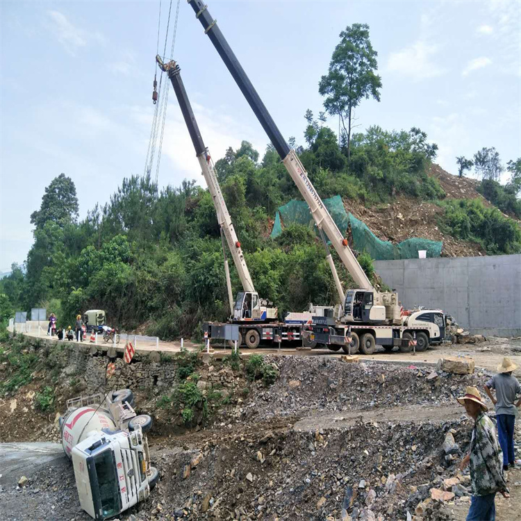 华南热作学院汽车掉沟里叫吊车救援要多少钱